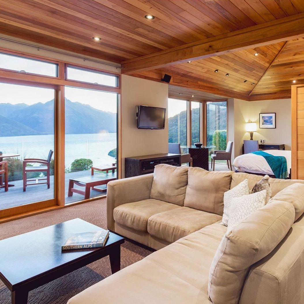 Luxury suite living area with fireplace and full lake panorama at Wowwavehouse